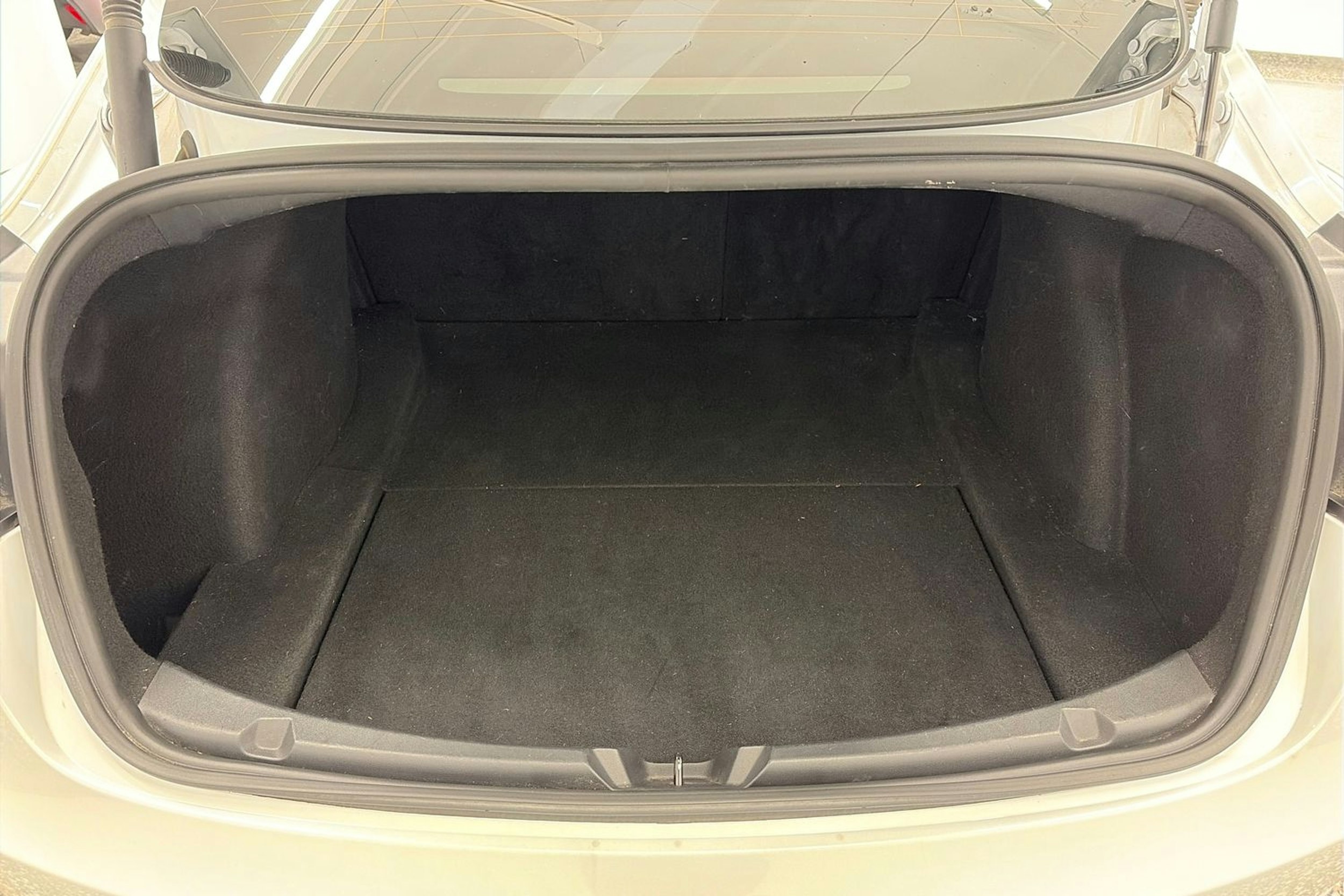 valkoinen Tesla Model 3 2021 kuva 13.