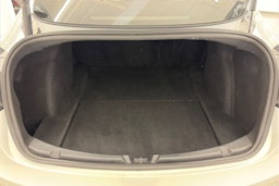 valkoinen Tesla Model 3 2021 kuva 13.