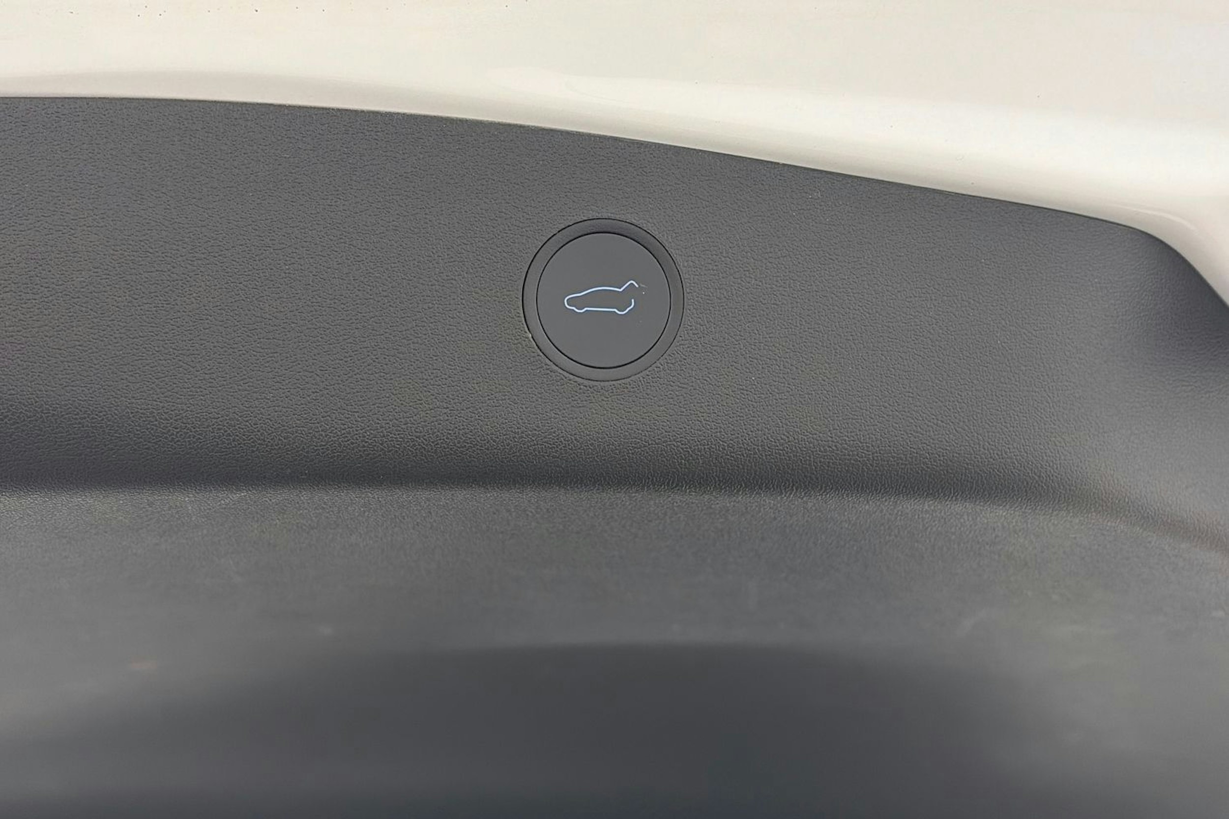 valkoinen Tesla Model 3 2021 kuva 14.