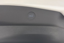 valkoinen Tesla Model 3 2021 kuva 14.