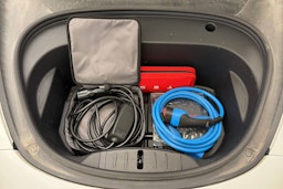 valkoinen Tesla Model 3 2021 kuva 15.