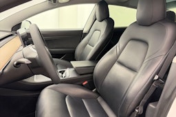 valkoinen Tesla Model 3 2021 kuva 16.