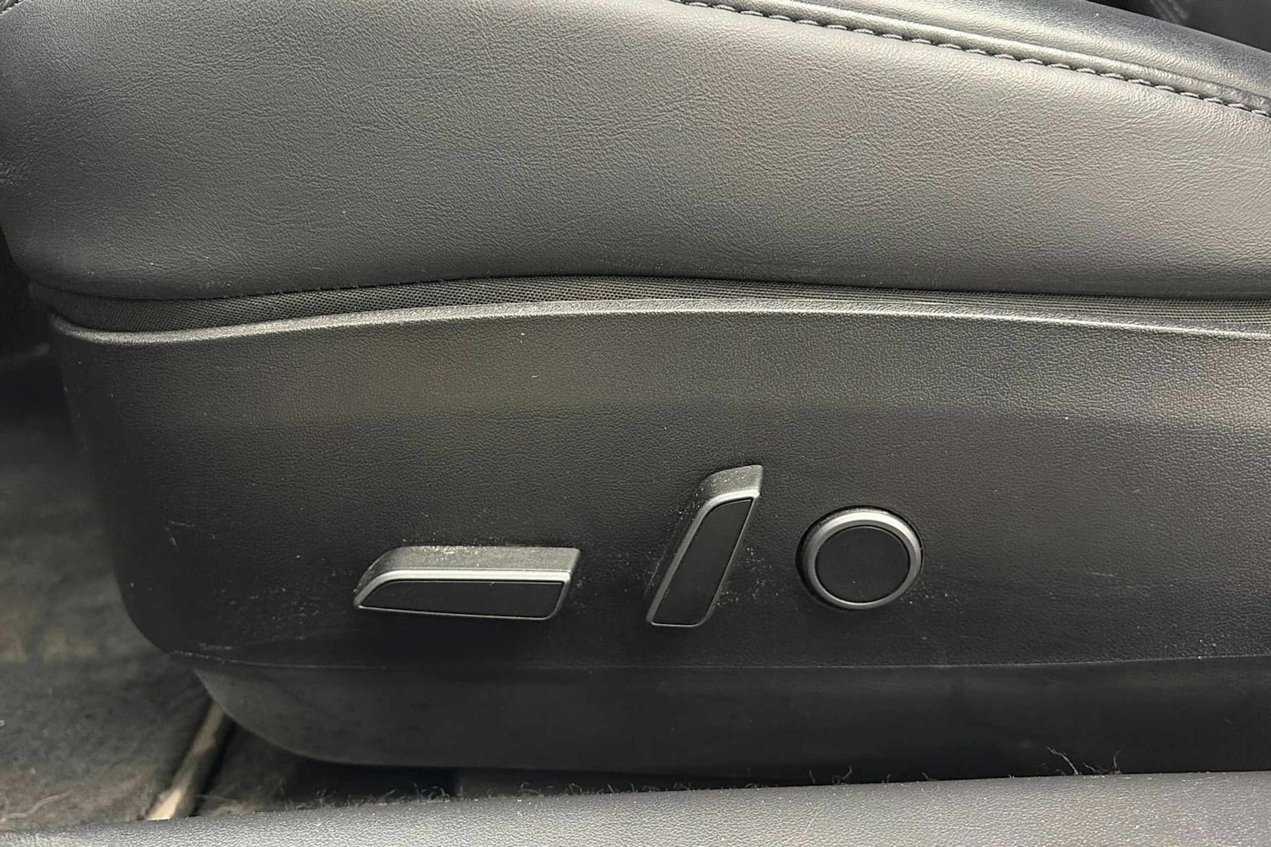 valkoinen Tesla Model 3 2021 kuva 17.