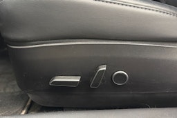 valkoinen Tesla Model 3 2021 kuva 17.