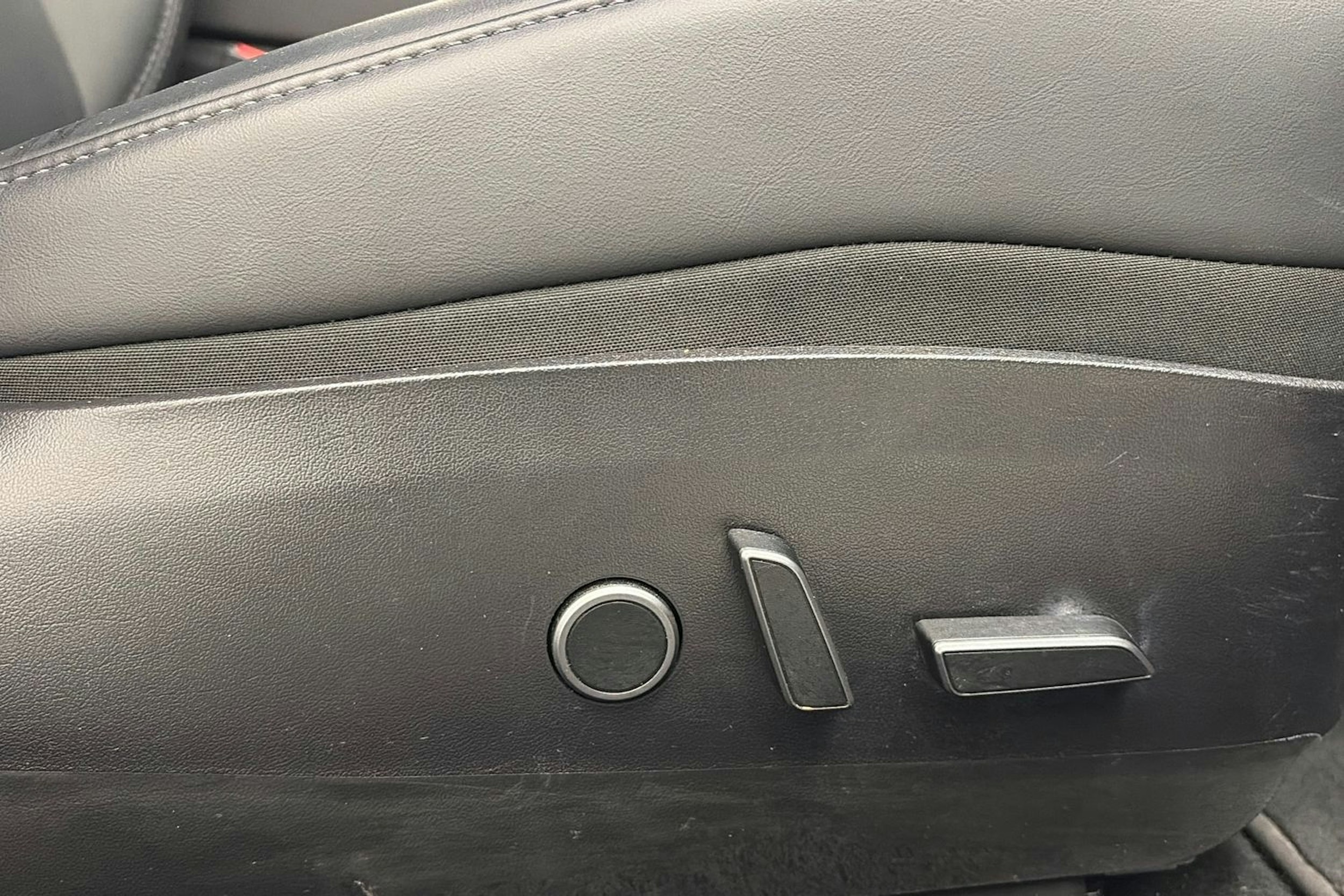 valkoinen Tesla Model 3 2021 kuva 18.