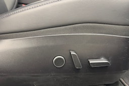 valkoinen Tesla Model 3 2021 kuva 18.