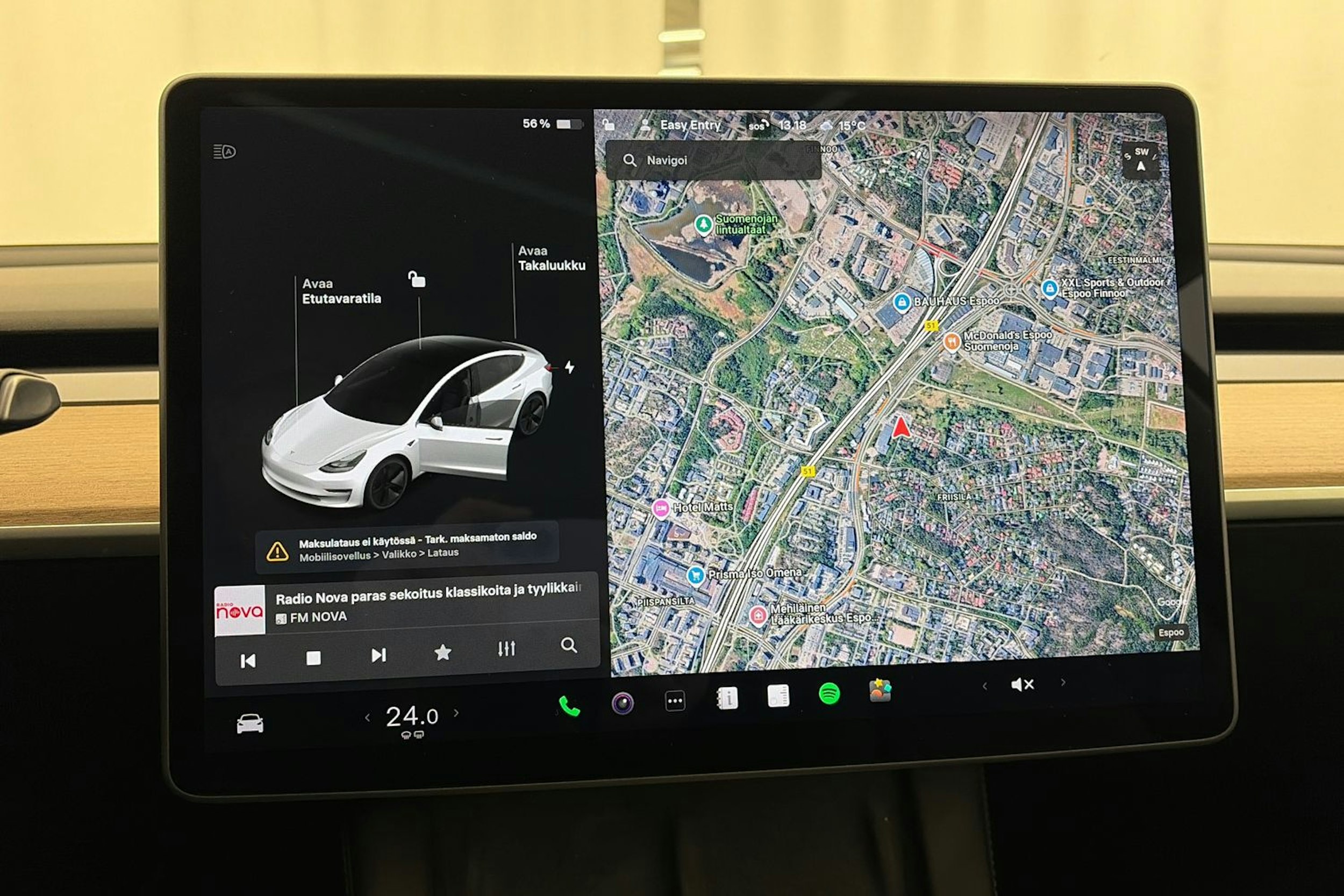 valkoinen Tesla Model 3 2021 kuva 19.