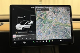 valkoinen Tesla Model 3 2021 kuva 19.