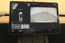 valkoinen Tesla Model 3 2021 kuva 20.