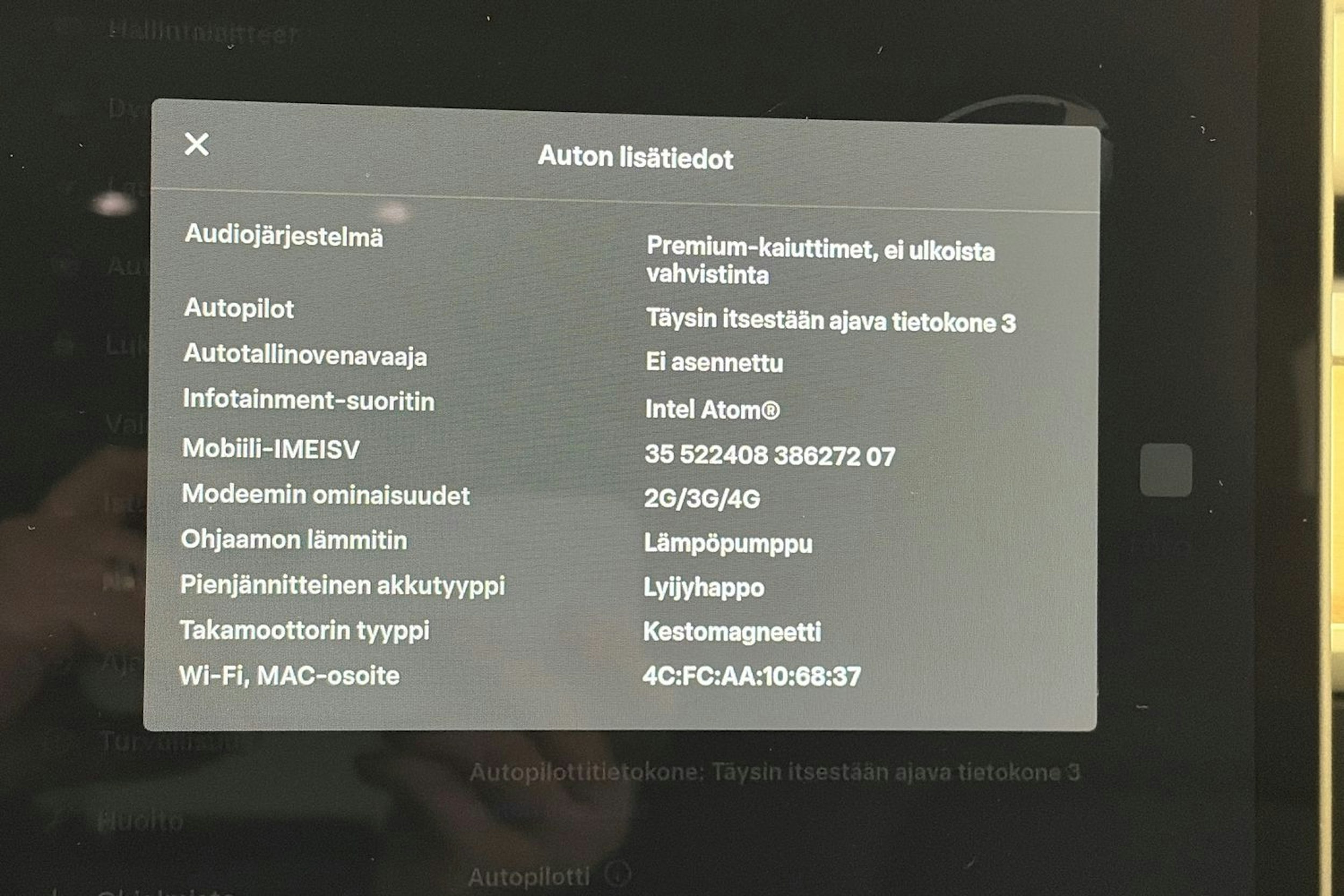 valkoinen Tesla Model 3 2021 kuva 21.