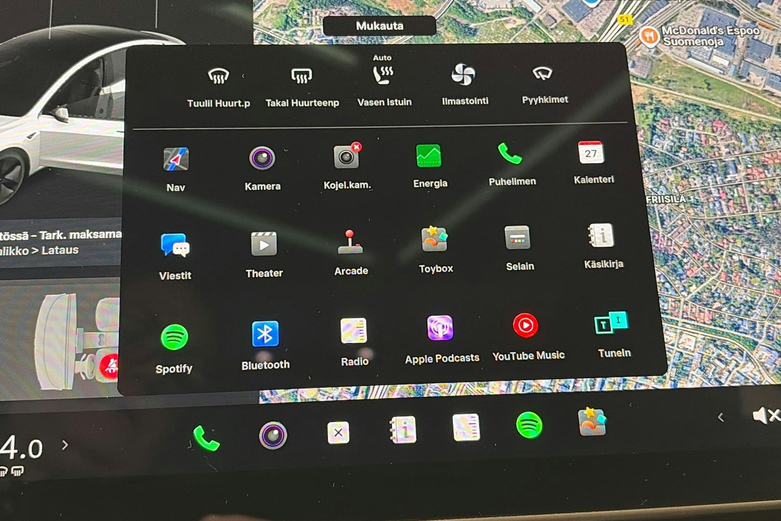 valkoinen Tesla Model 3 2021 kuva 22.