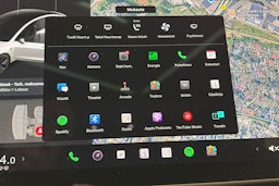 valkoinen Tesla Model 3 2021 kuva 22.