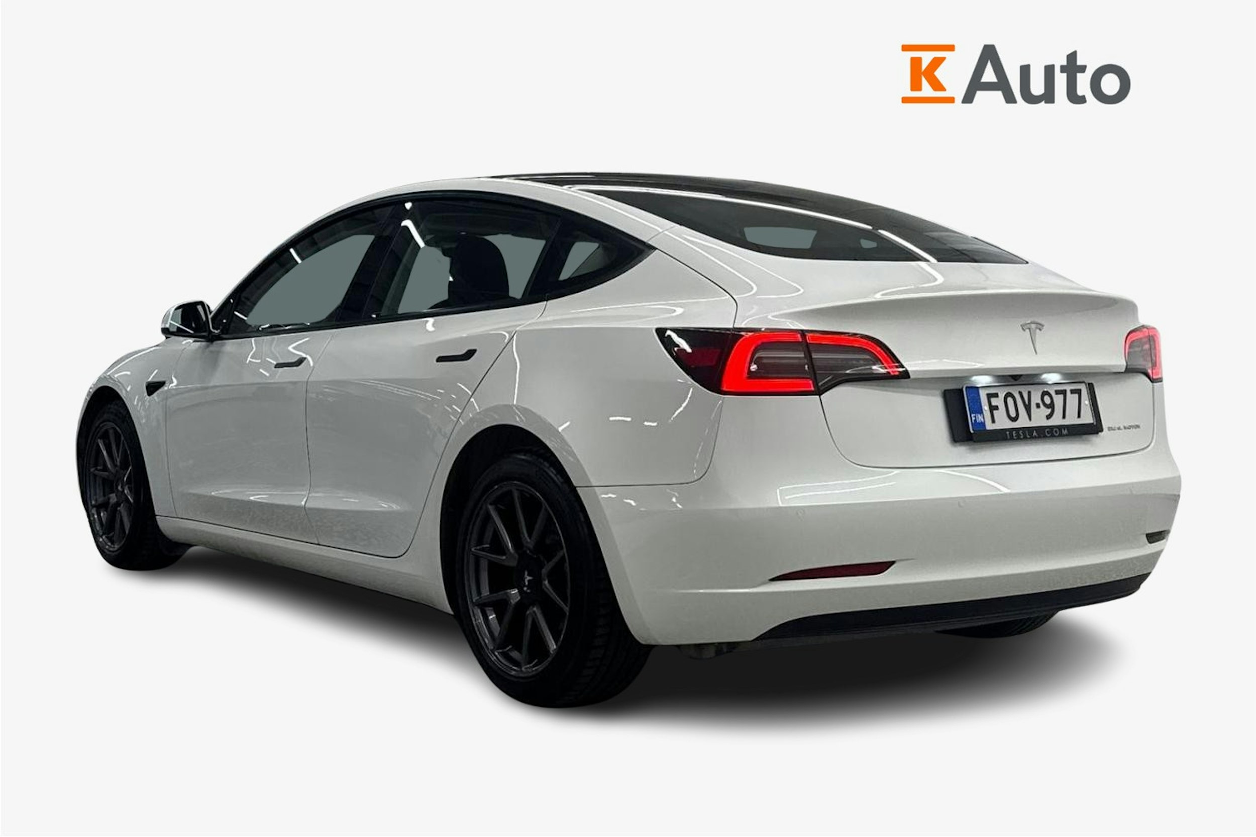 Valkoinen Tesla Model 3 2021 kuva 2.