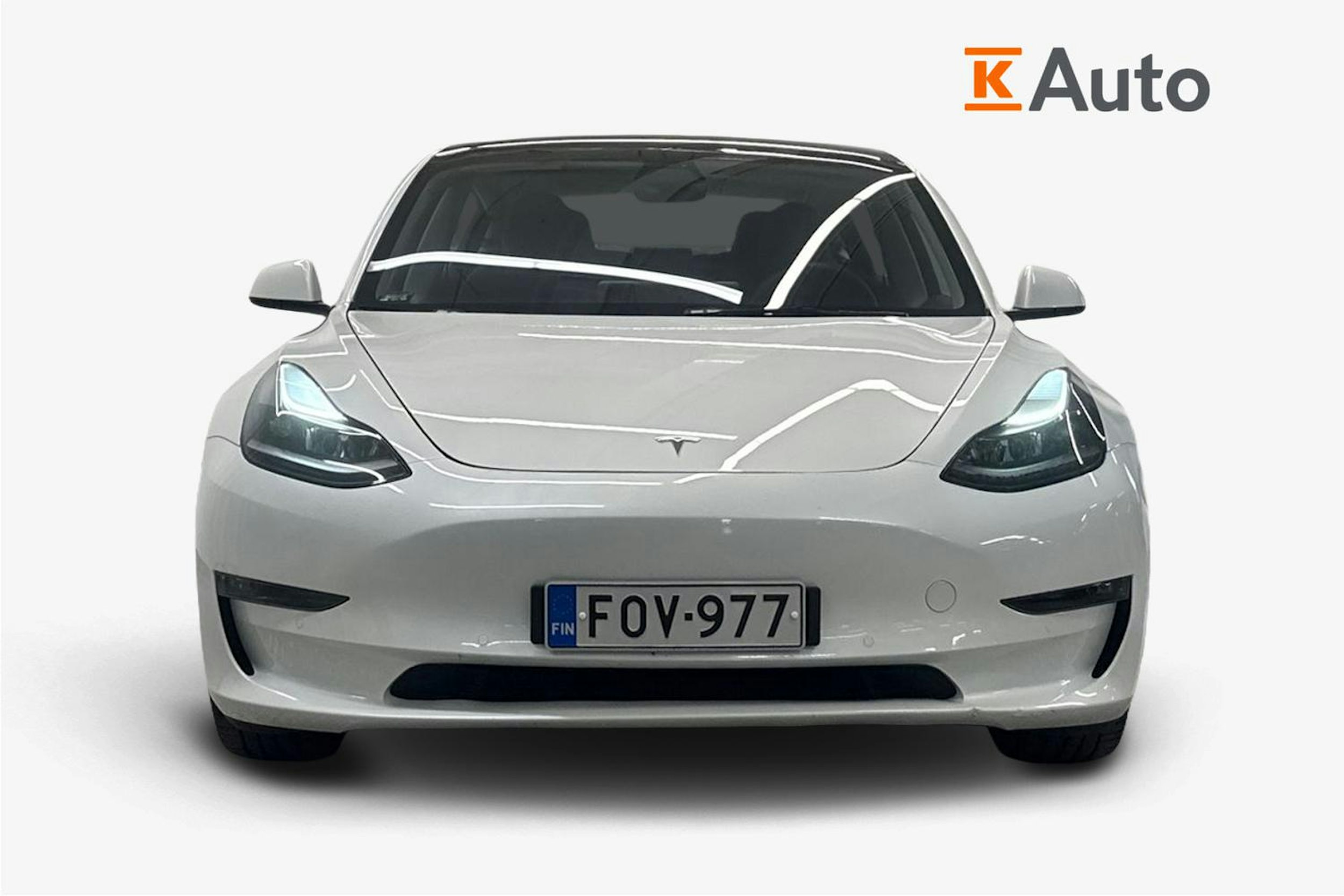 Valkoinen Tesla Model 3 2021 kuva 5.