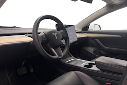 Valkoinen Tesla Model 3 2021 kuva 7.