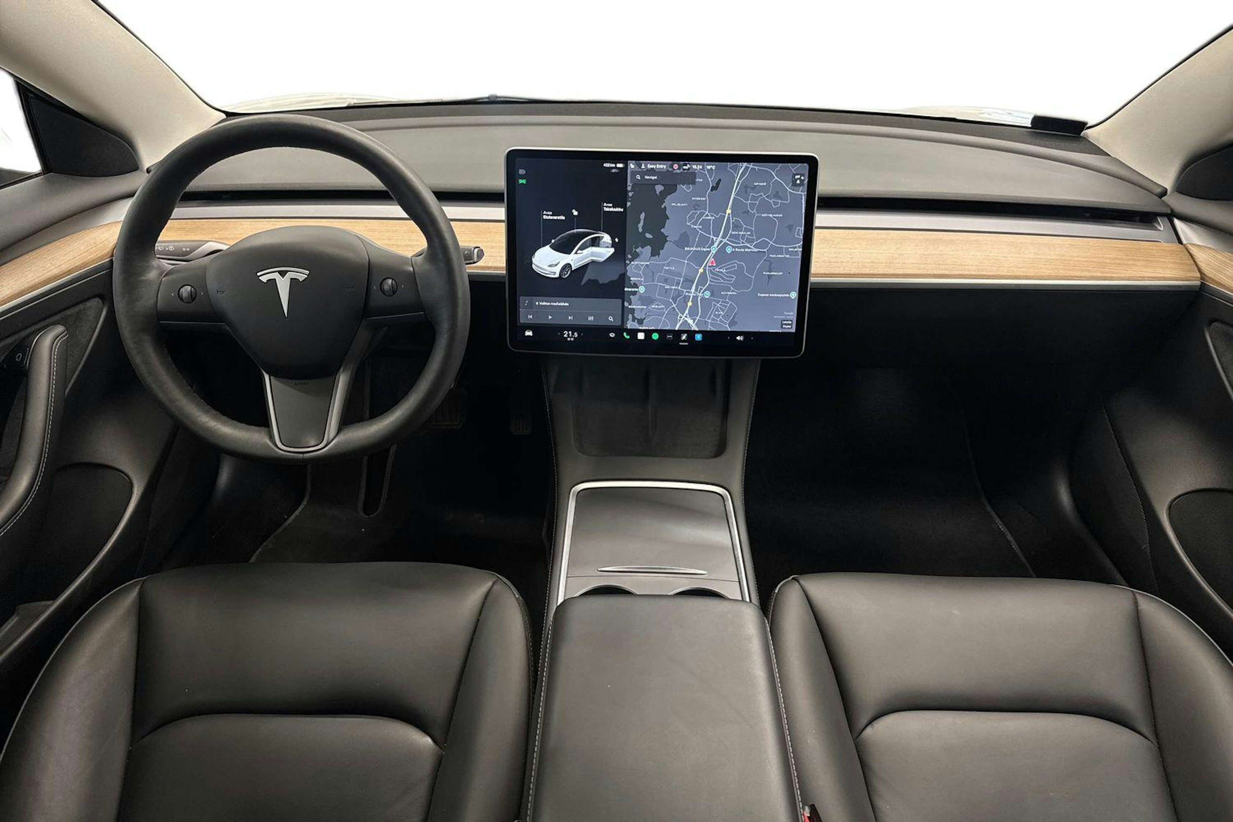 Valkoinen Tesla Model 3 2021 kuva 9.