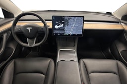 Valkoinen Tesla Model 3 2021 kuva 9.