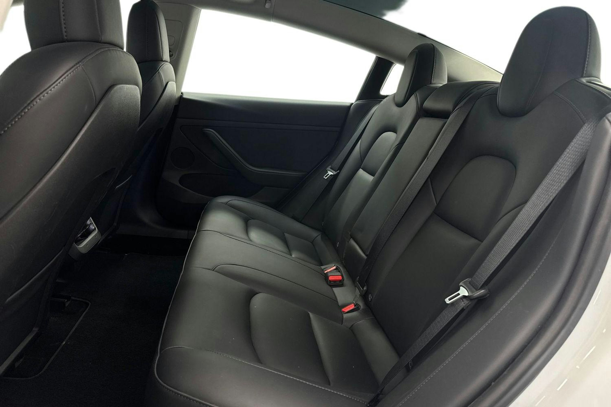 Valkoinen Tesla Model 3 2021 kuva 10.