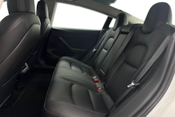 Valkoinen Tesla Model 3 2021 kuva 10.