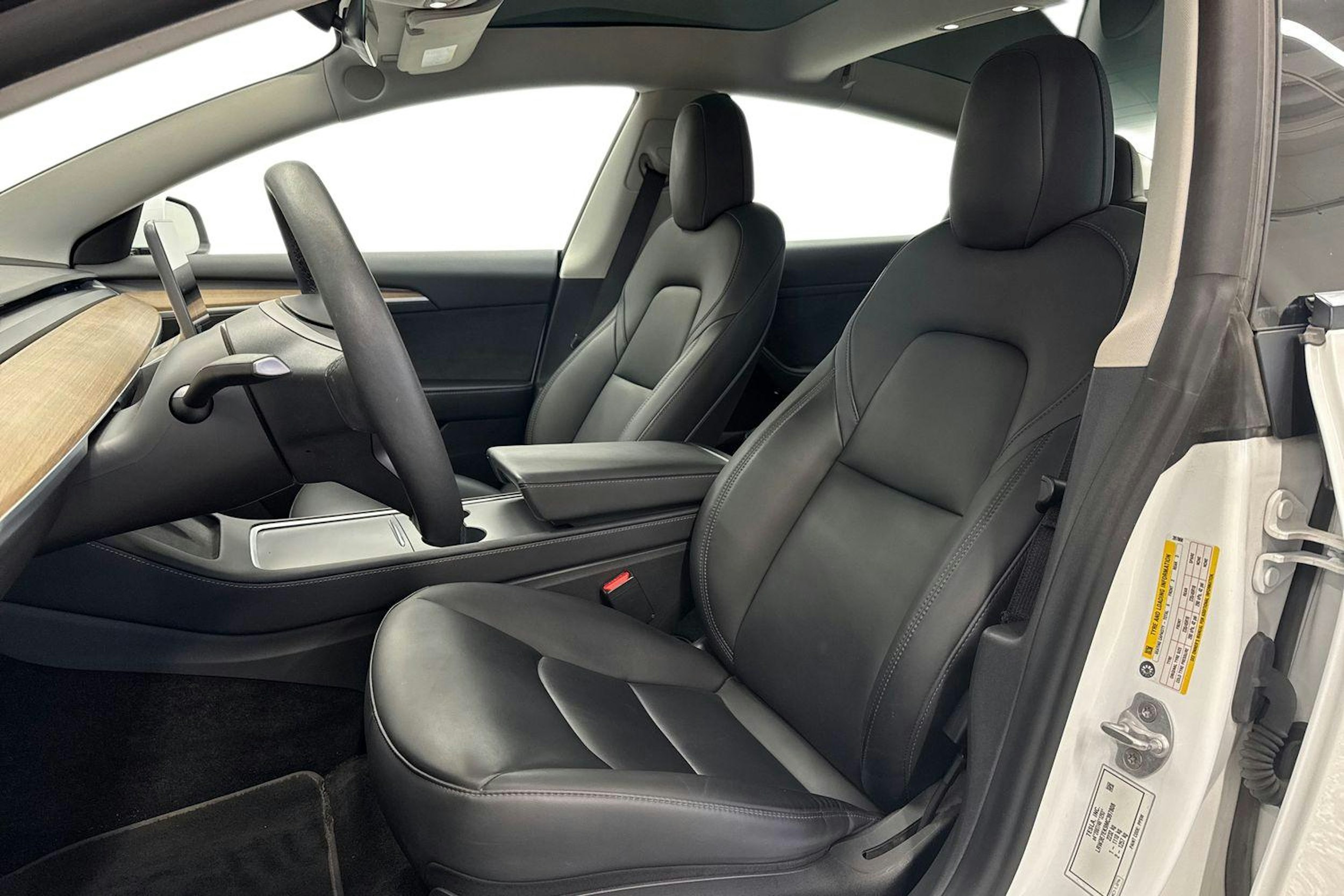 Valkoinen Tesla Model 3 2021 kuva 11.