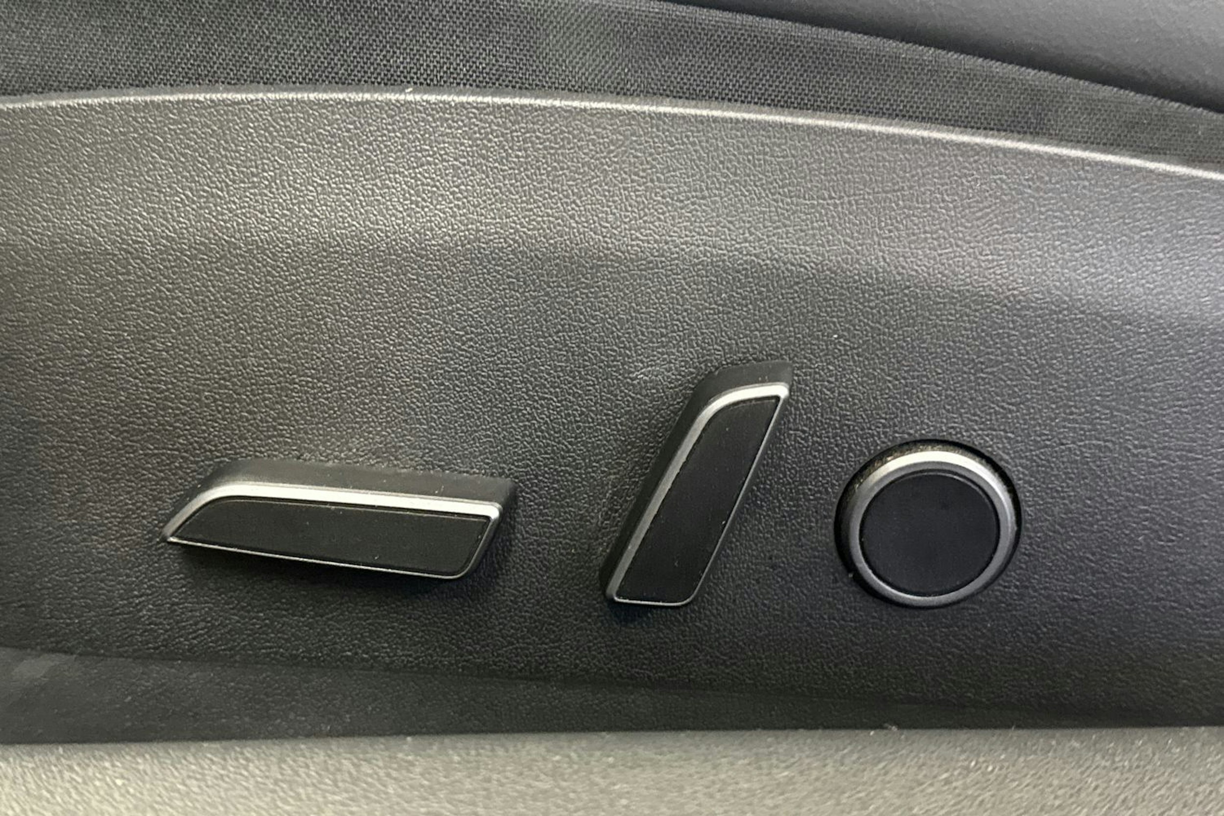 Valkoinen Tesla Model 3 2021 kuva 13.