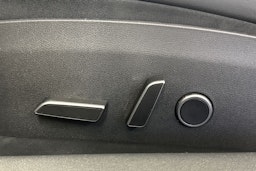 Valkoinen Tesla Model 3 2021 kuva 13.