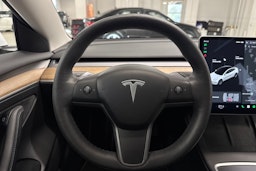 Valkoinen Tesla Model 3 2021 kuva 14.