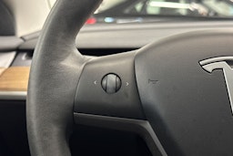 Valkoinen Tesla Model 3 2021 kuva 15.