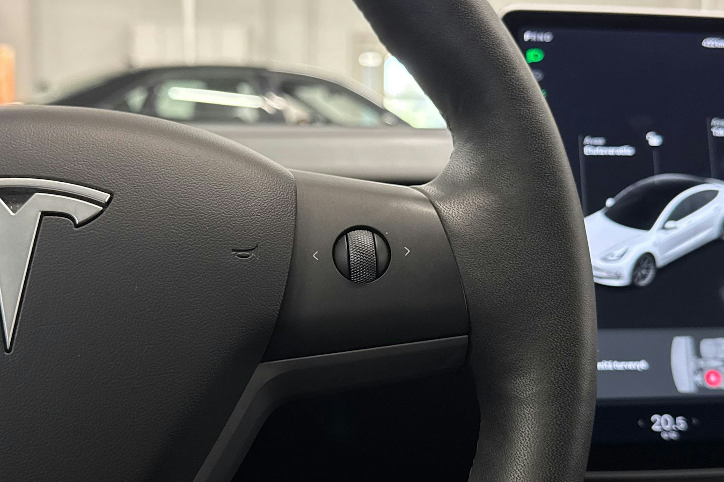 Valkoinen Tesla Model 3 2021 kuva 16.