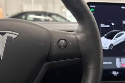 Valkoinen Tesla Model 3 2021 kuva 16.