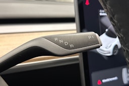 Valkoinen Tesla Model 3 2021 kuva 17.