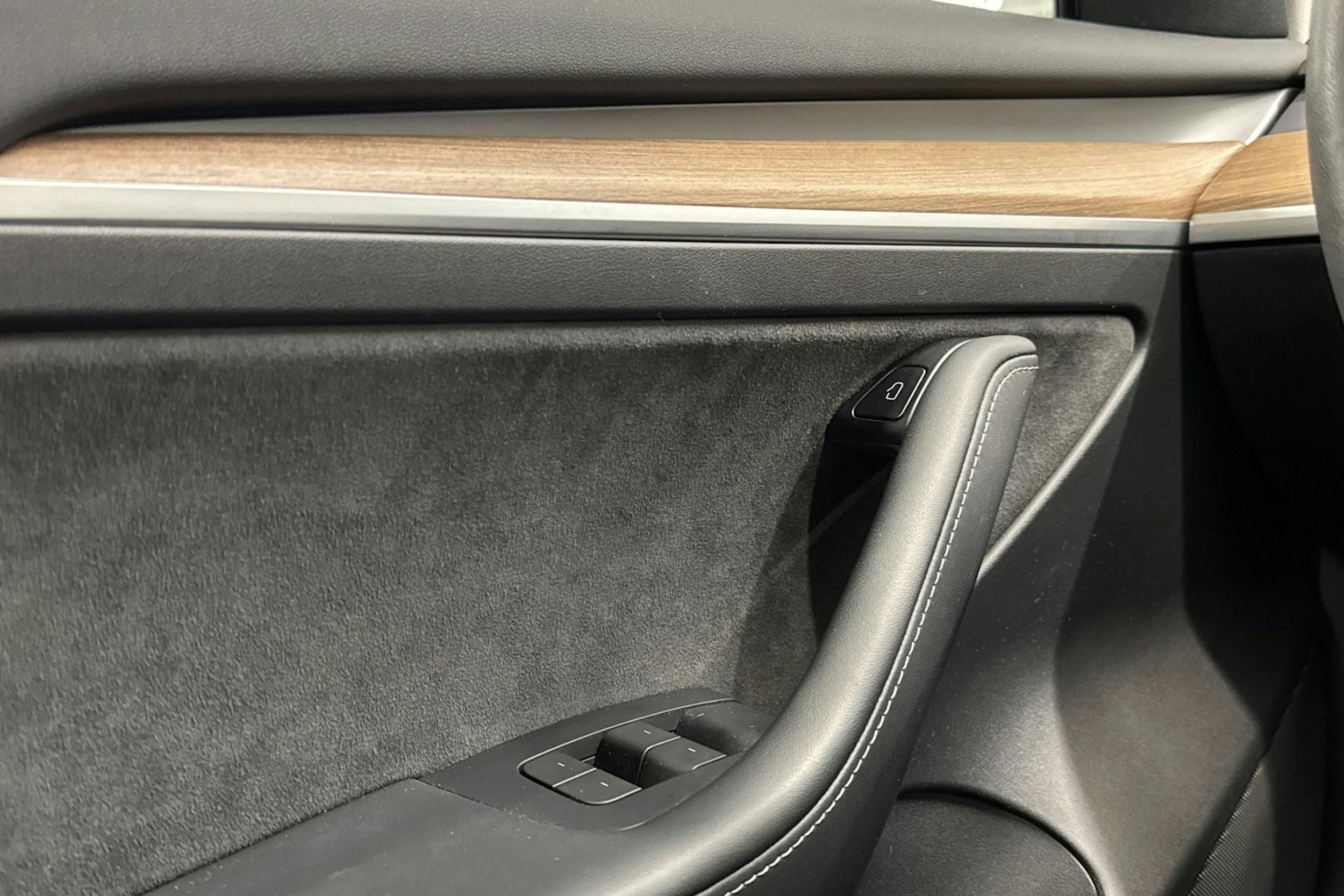 Valkoinen Tesla Model 3 2021 kuva 18.