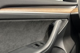 Valkoinen Tesla Model 3 2021 kuva 18.