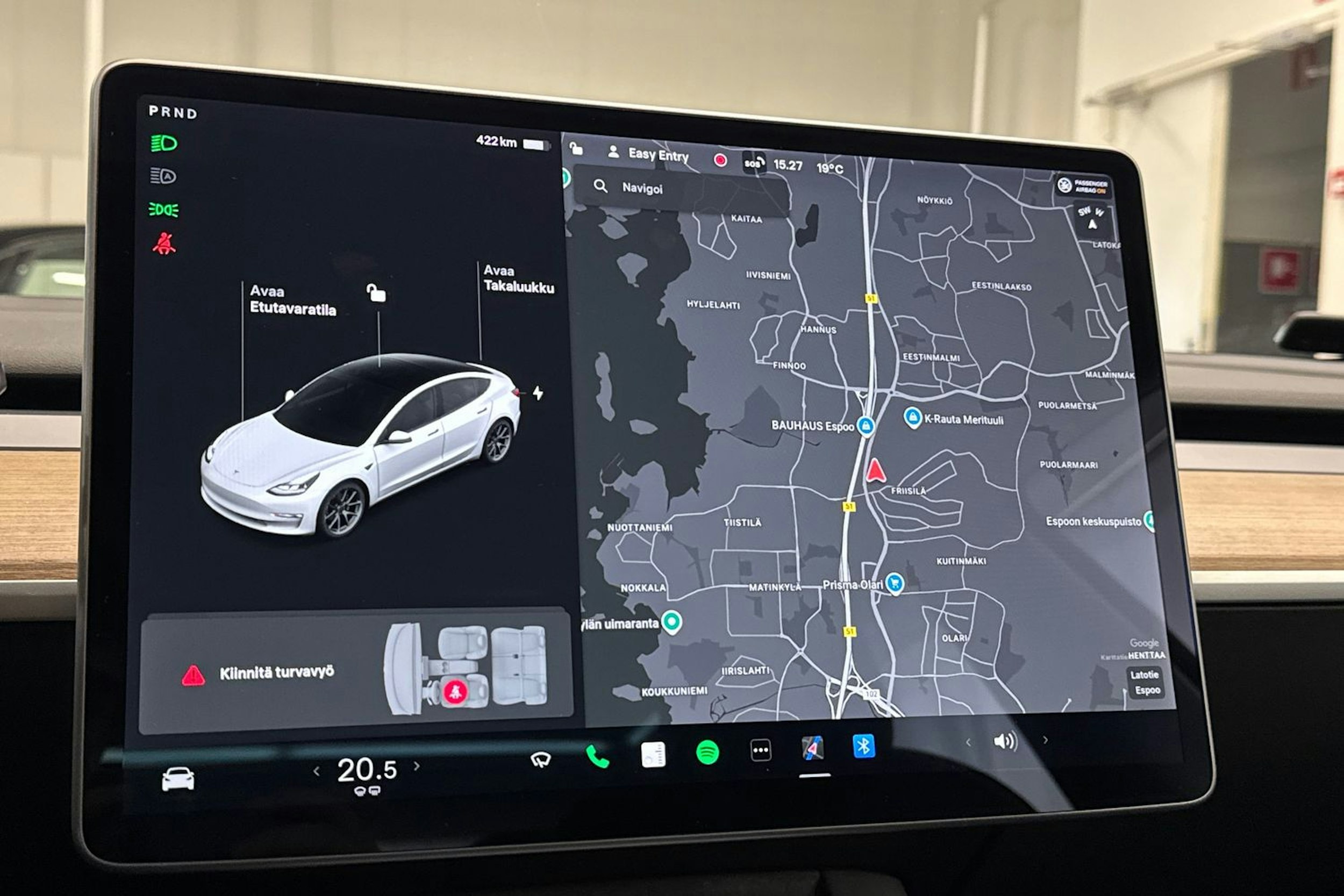 Valkoinen Tesla Model 3 2021 kuva 19.