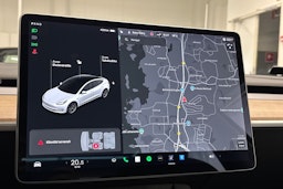 Valkoinen Tesla Model 3 2021 kuva 19.