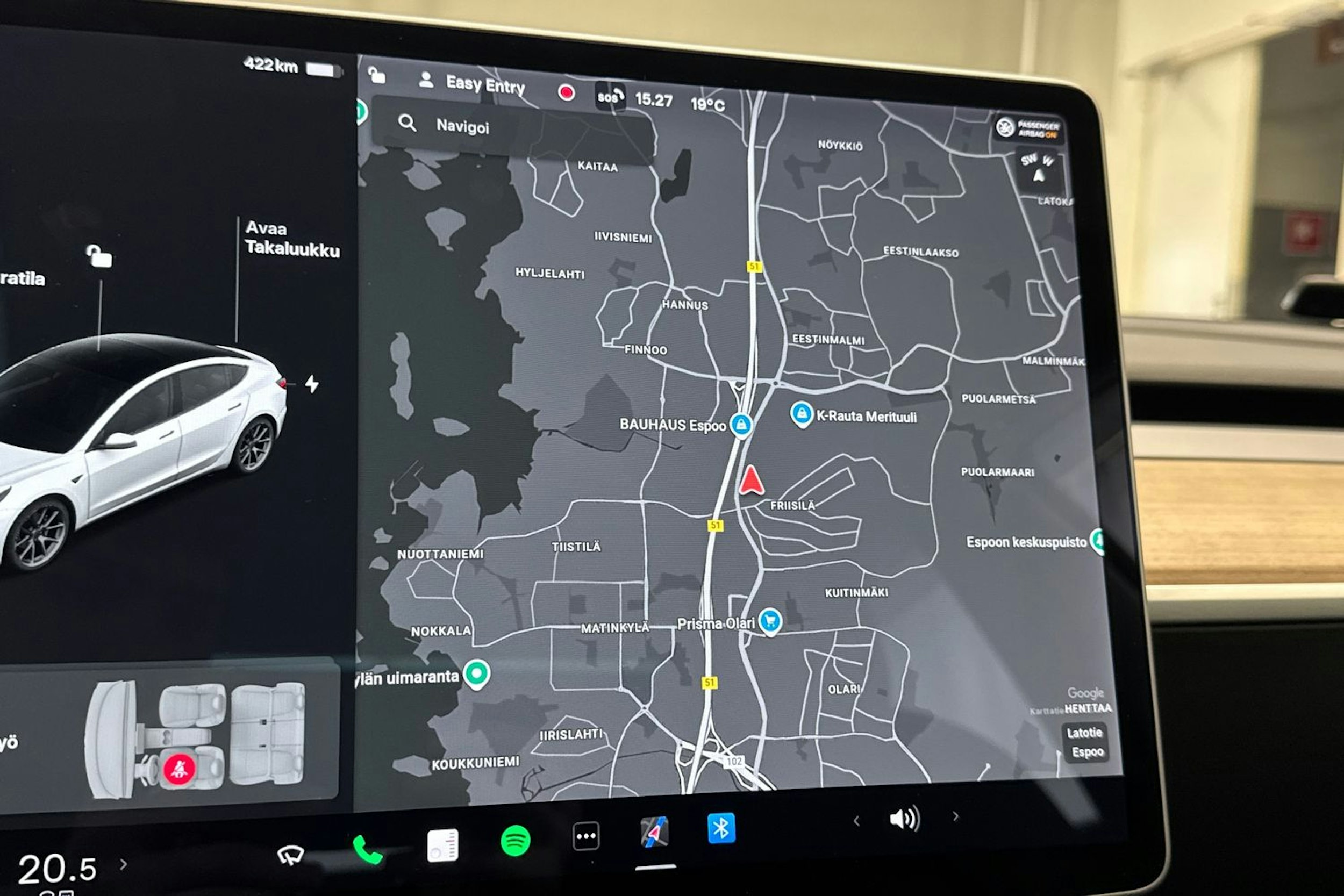 Valkoinen Tesla Model 3 2021 kuva 20.