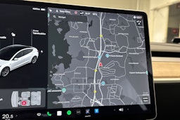 Valkoinen Tesla Model 3 2021 kuva 20.