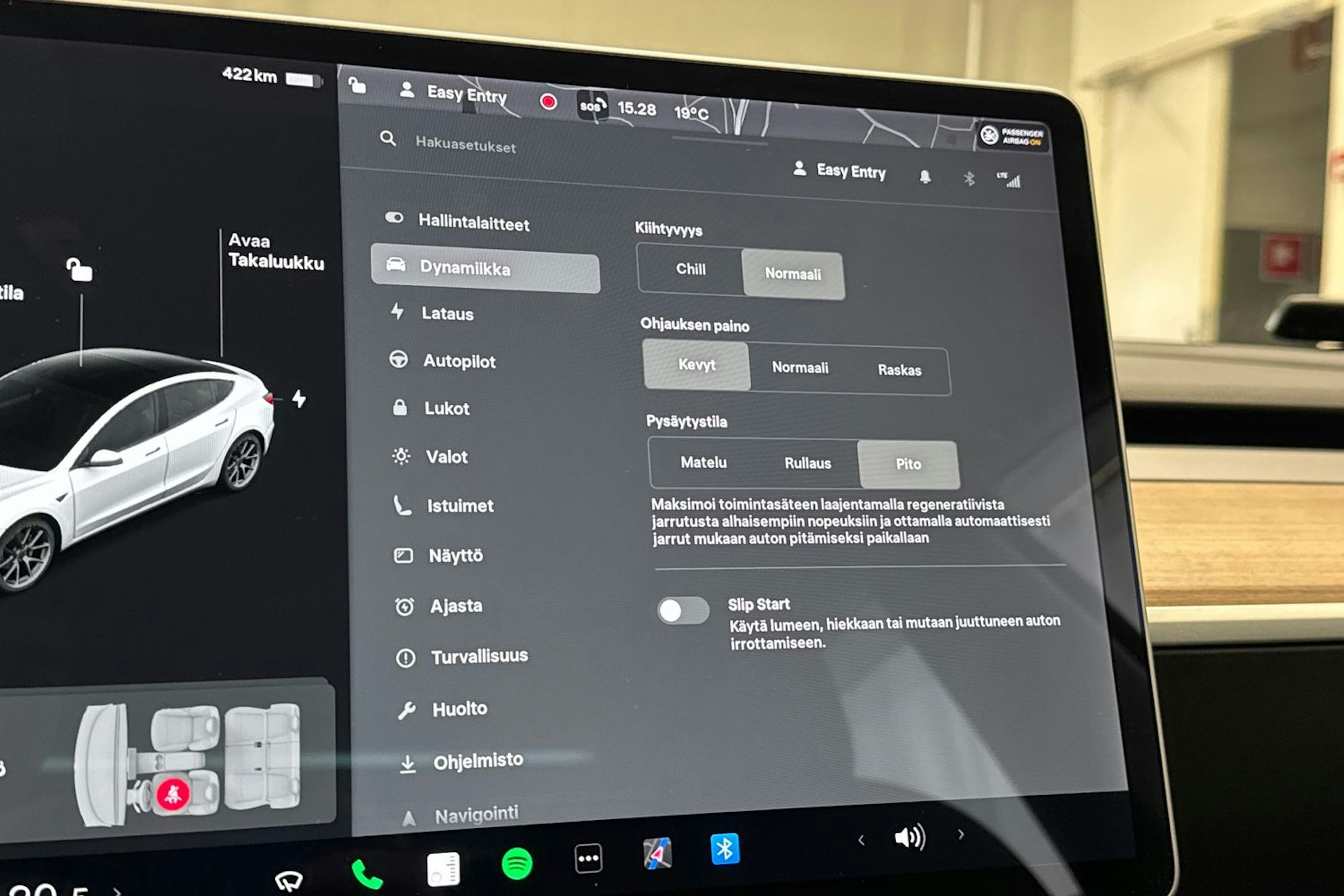 Valkoinen Tesla Model 3 2021 kuva 22.