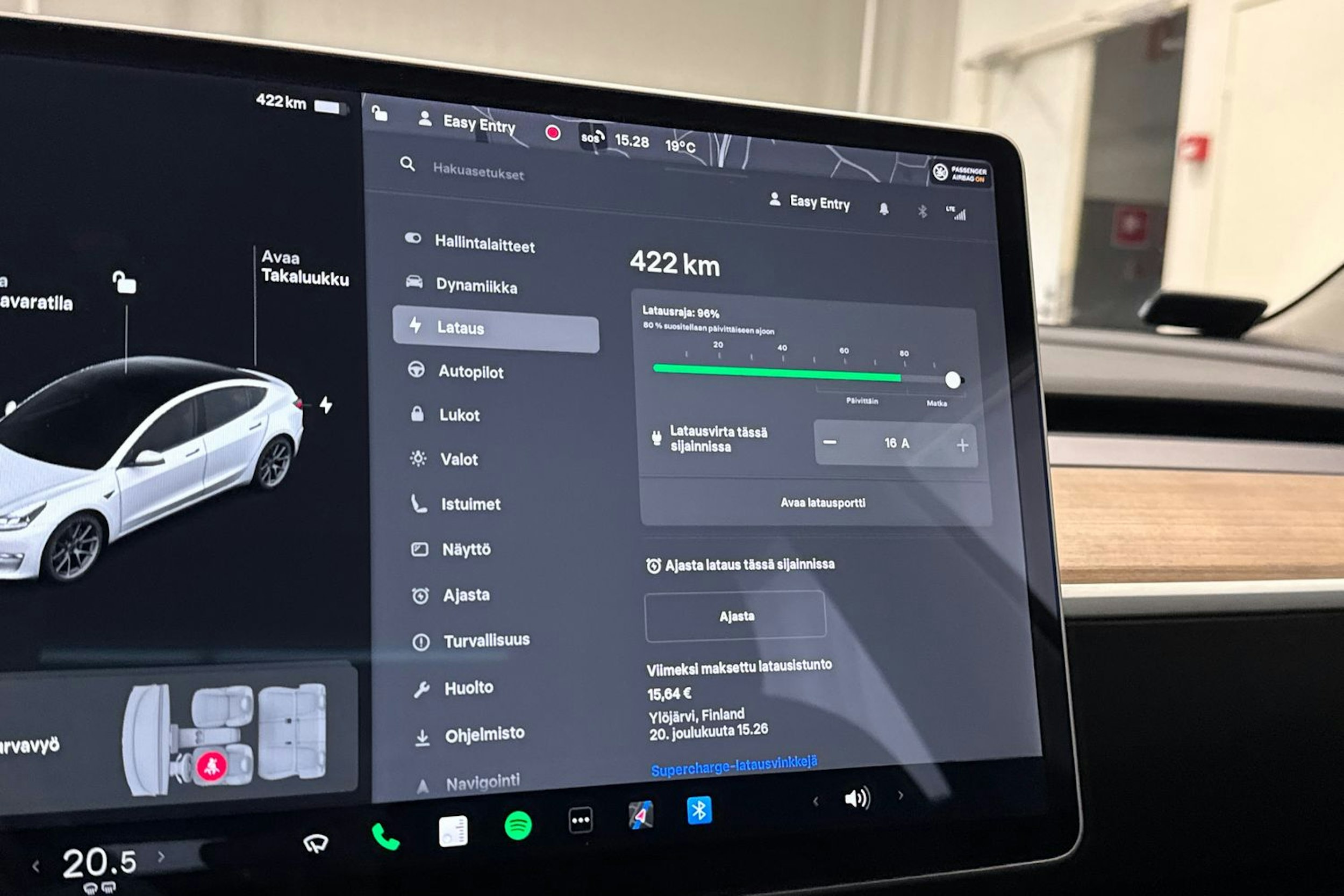 Valkoinen Tesla Model 3 2021 kuva 23.