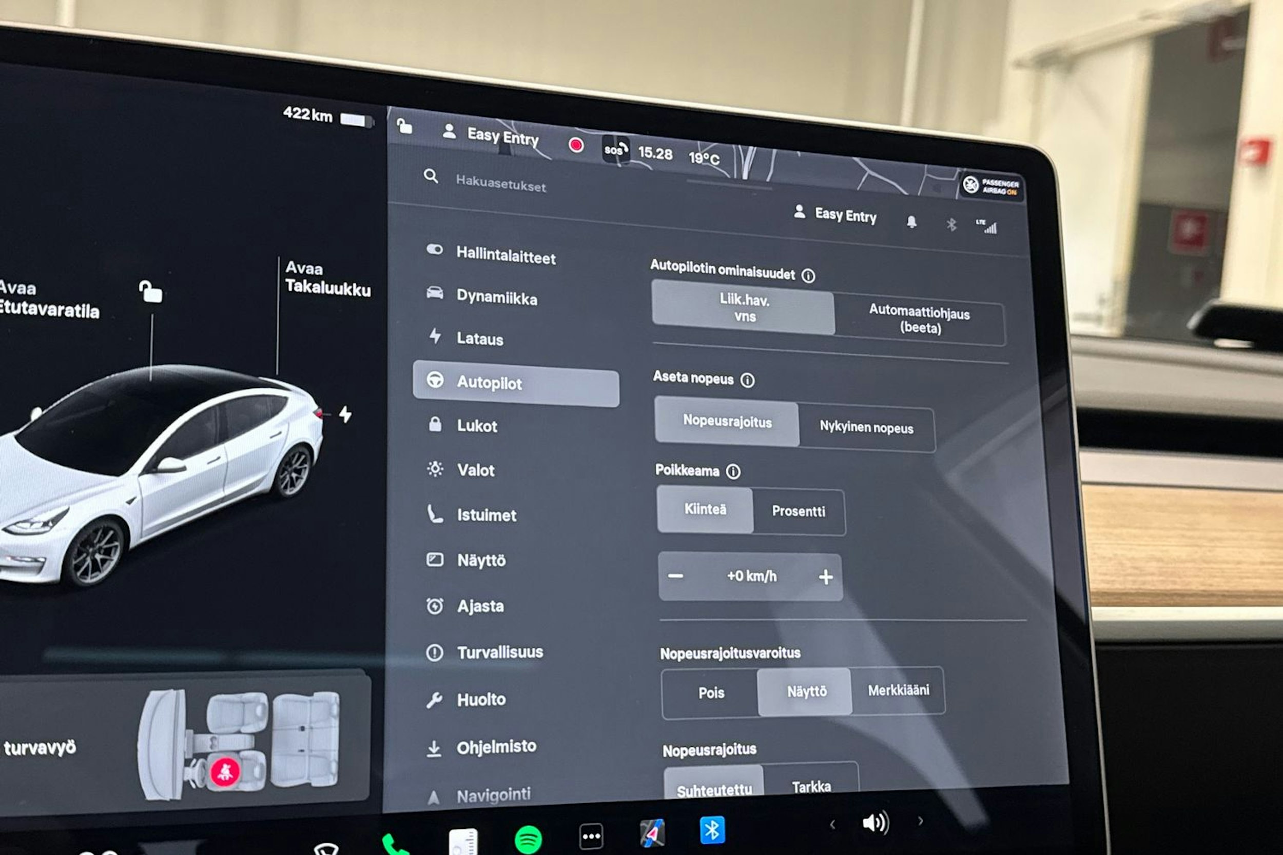 Valkoinen Tesla Model 3 2021 kuva 24.