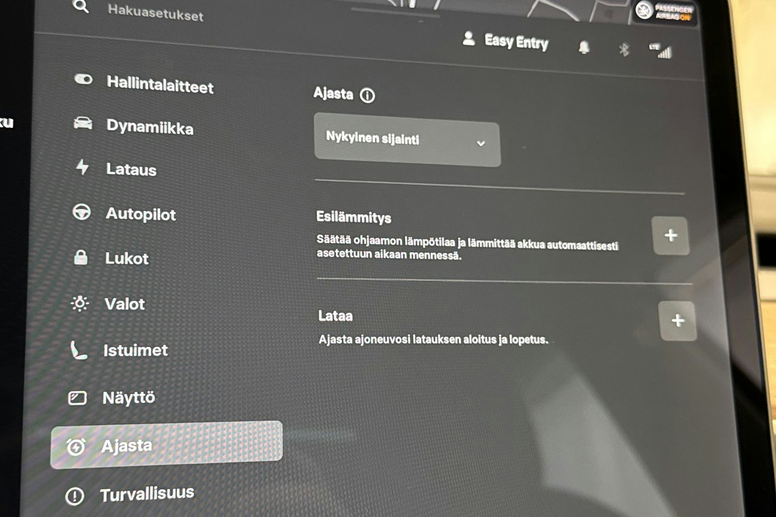 Valkoinen Tesla Model 3 2021 kuva 25.