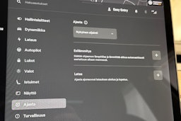 Valkoinen Tesla Model 3 2021 kuva 25.