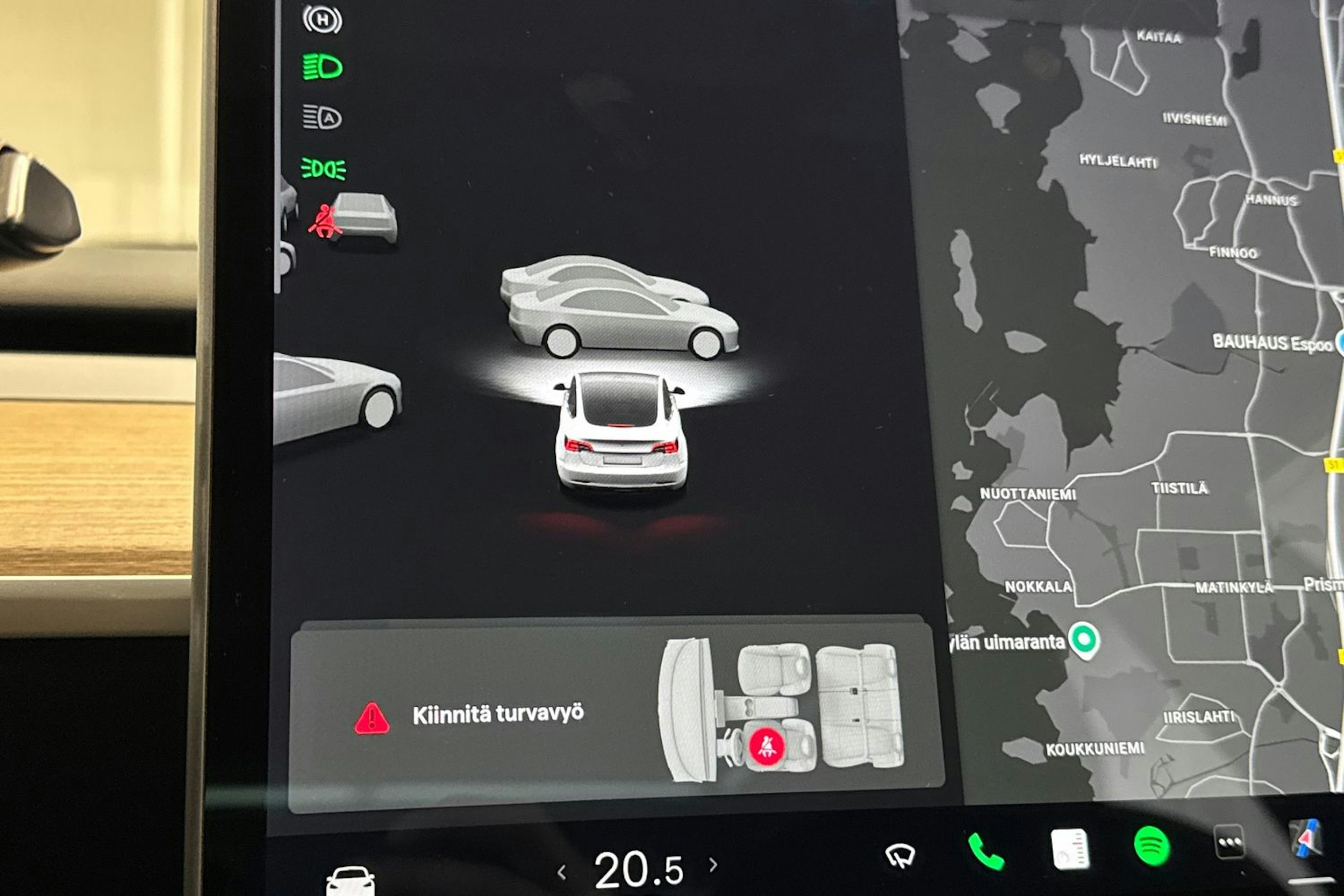 Valkoinen Tesla Model 3 2021 kuva 27.