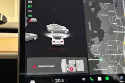 Valkoinen Tesla Model 3 2021 kuva 27.