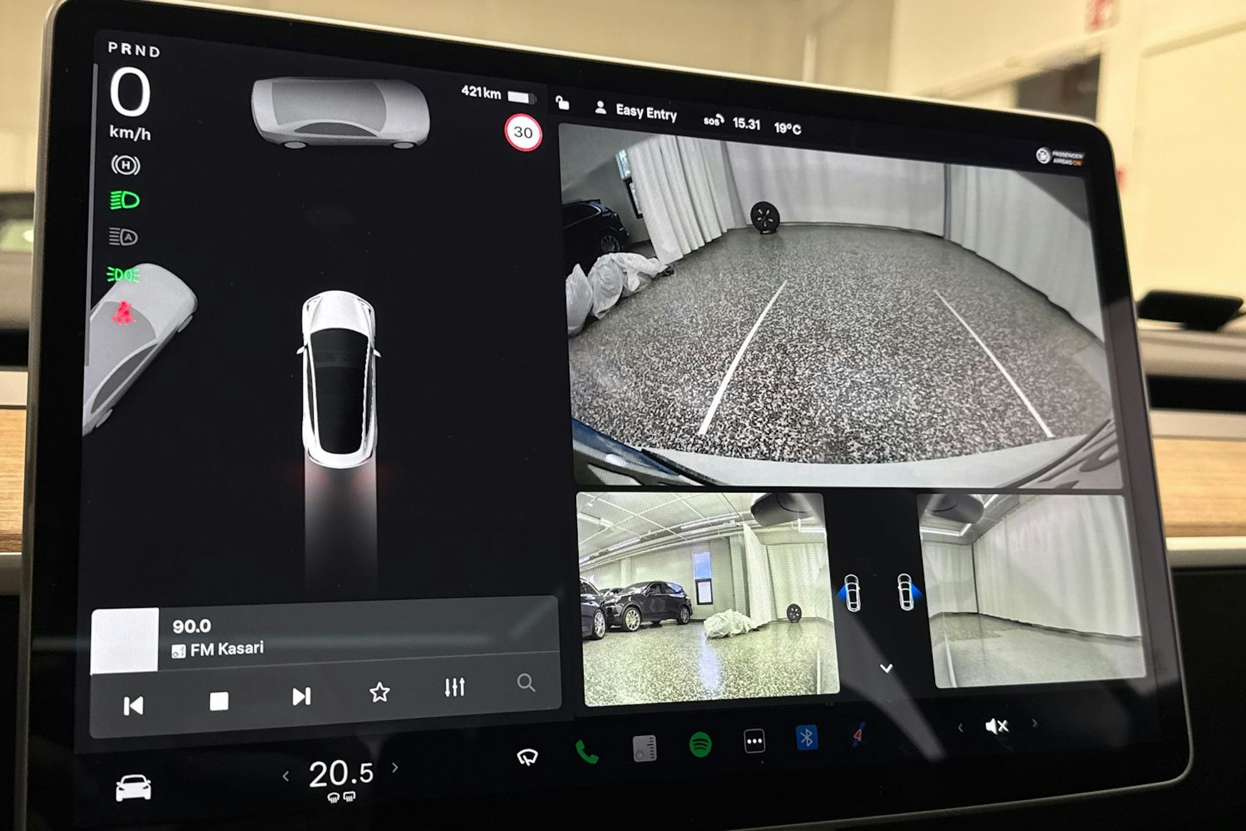 Valkoinen Tesla Model 3 2021 kuva 31.
