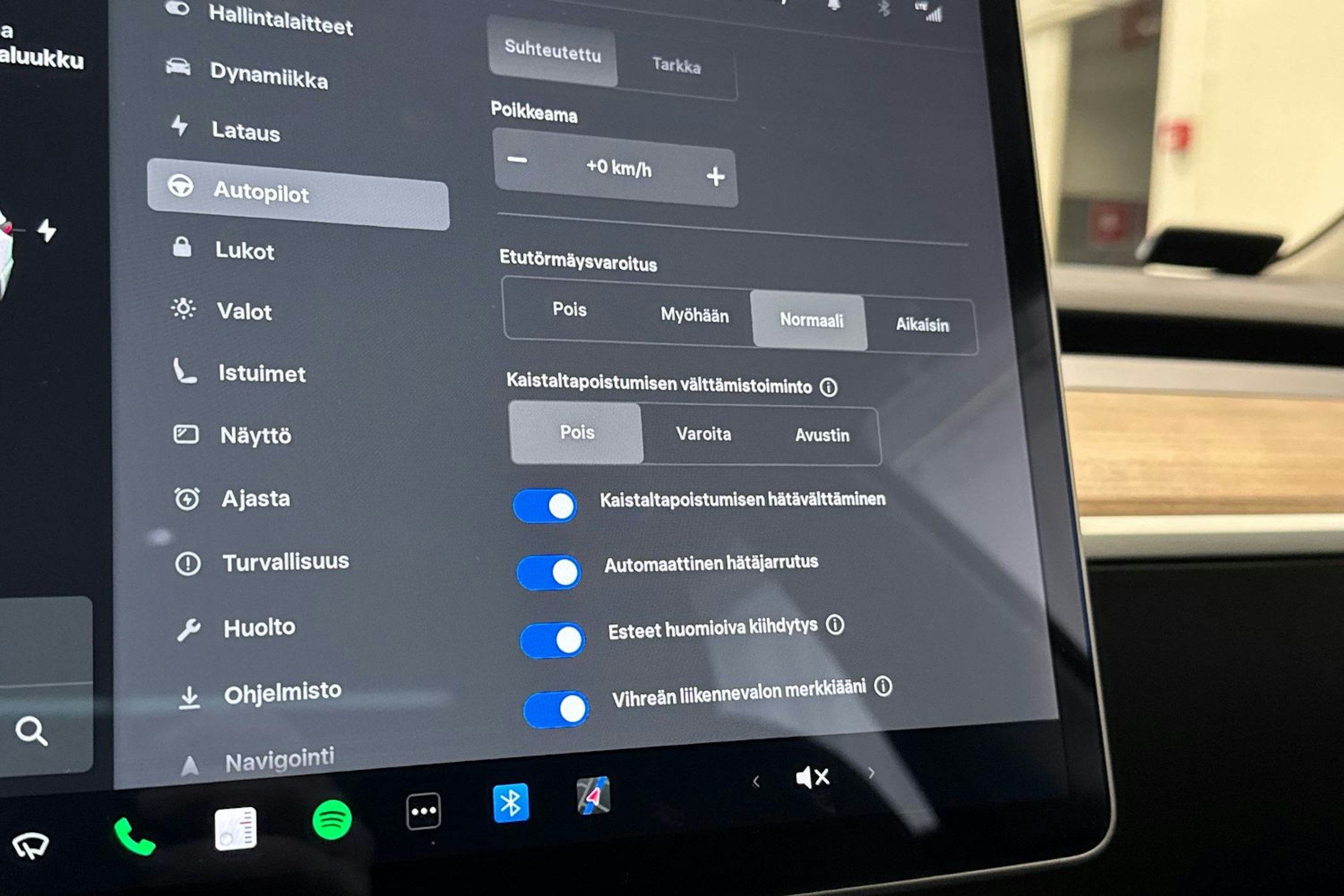 Valkoinen Tesla Model 3 2021 kuva 32.