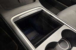 Valkoinen Tesla Model 3 2021 kuva 34.