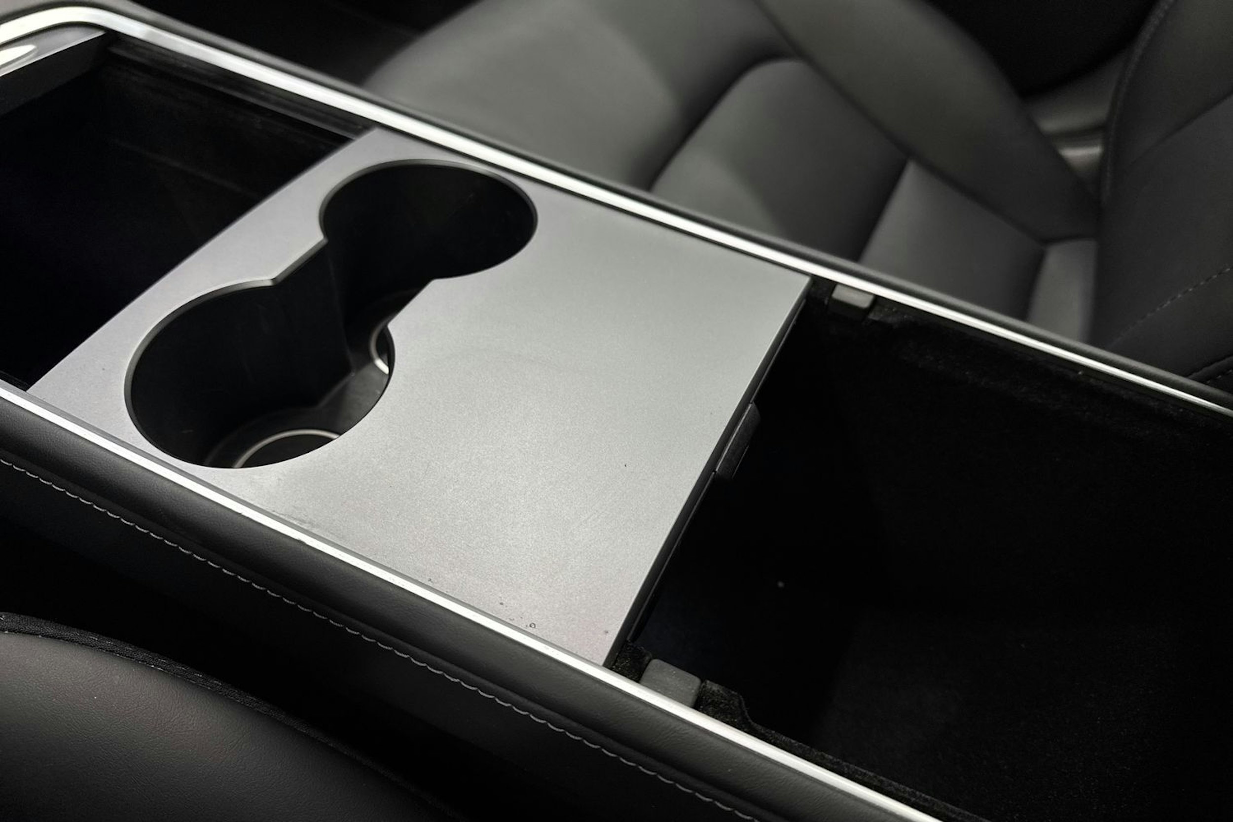 Valkoinen Tesla Model 3 2021 kuva 35.
