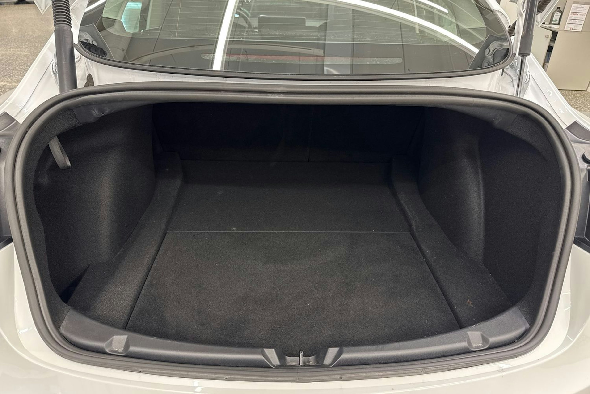 Valkoinen Tesla Model 3 2021 kuva 36.