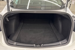 Valkoinen Tesla Model 3 2021 kuva 36.